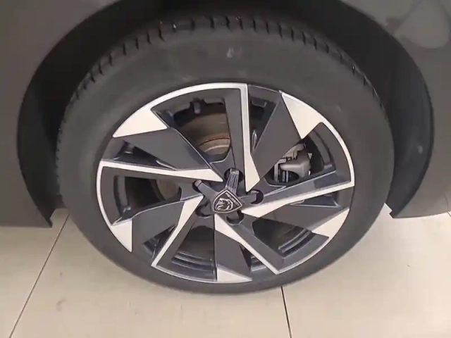 Peugeot 308 phev 180 e-eat8 — photo 13