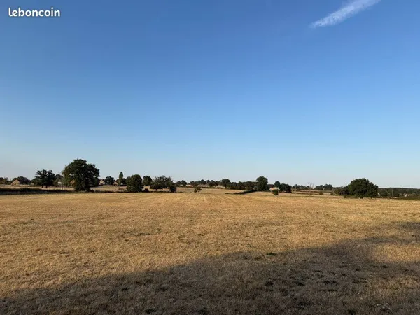 Vends terrain champ prairie 2,5 Ha à Chazemais avec entrée donnant sur route