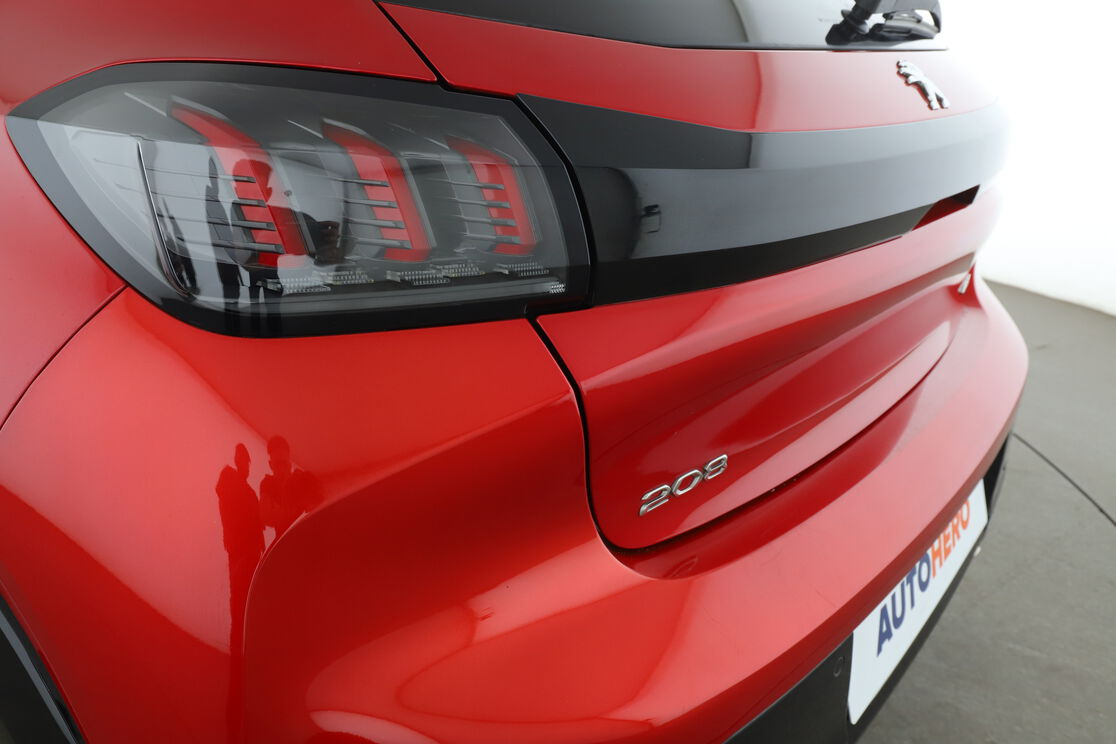 Peugeot 208 1.2 PureTech GT EAT8 — photo 9