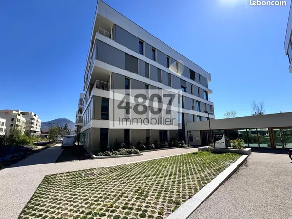 Bureau 808 m²