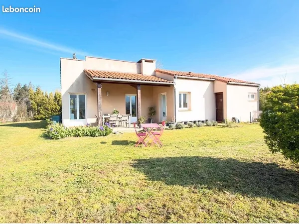 Maison individuelle de plain-pied avec jardin