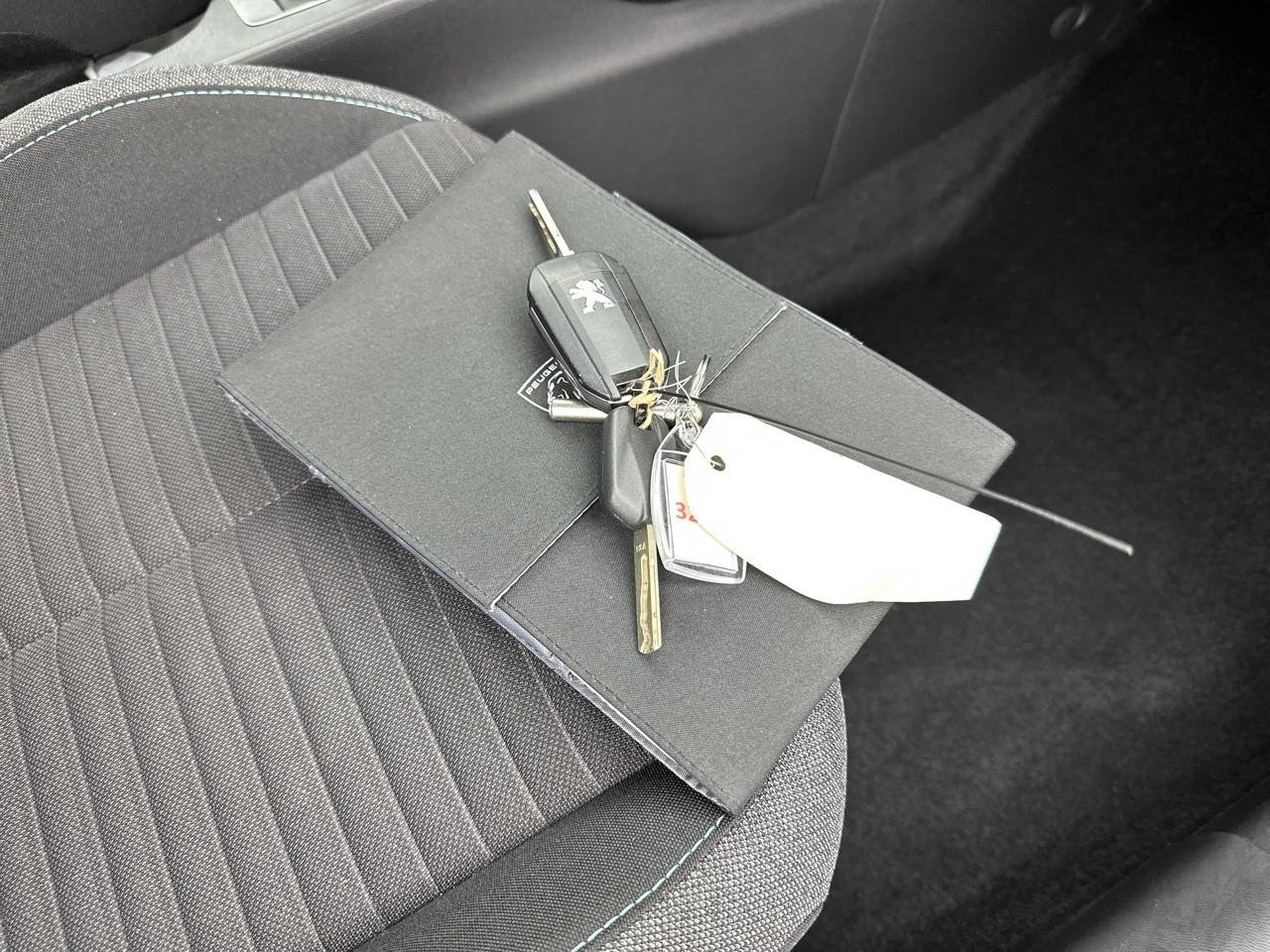 Peugeot 208 puretech 100 s&s bvm6 style — photo 31