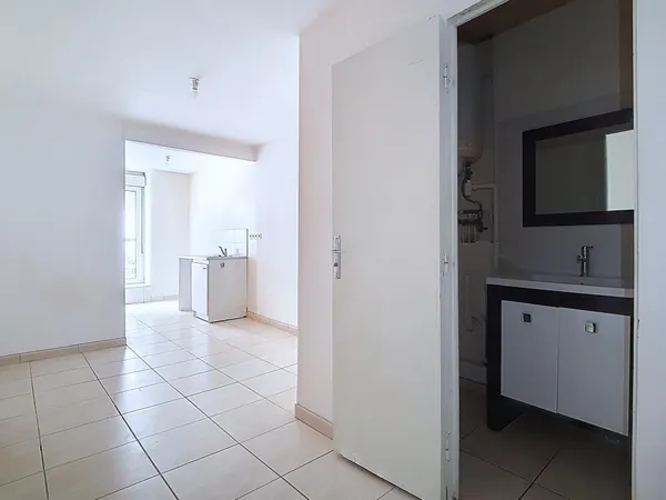 Lot de 2 appartements : studio + T2 rénové avec petite cour