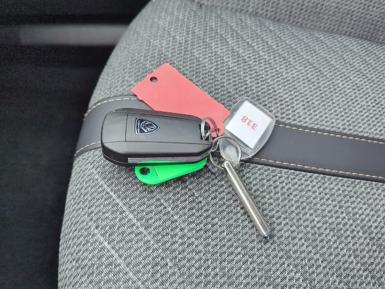 Peugeot 2008 hybrid 145 e-dcs6 allure — photo 28