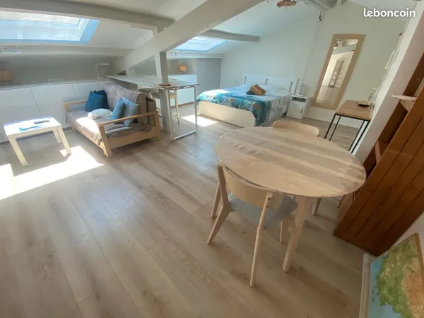 Studio coup de coeur sous les toits 🌴 30 m² Carrez (49 m² au sol) - Tout à pied Gare, plages, centre