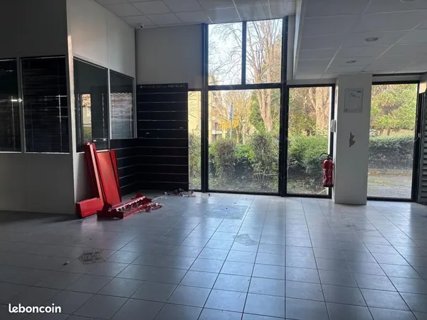 Local bureaux 560 m²