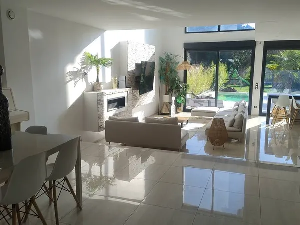 Maison 9 pièces 240 m²