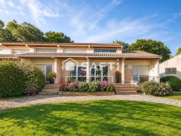 Un cocon en duplex au coeur du golf de Palmola, entre nature, calme et confort moderne.