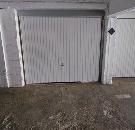Beau garage fermé dans résidence côté Corniche à proximité immédiate des plages