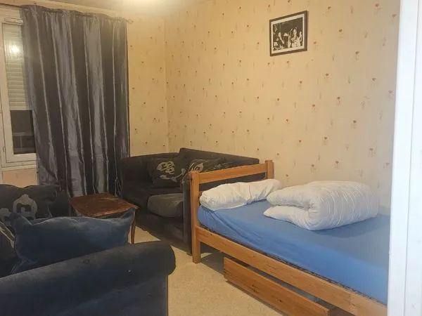 Une chambre meublée en colocation