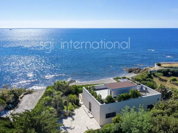 KER107: Saint-Aygulf, magnifique villa contemporaine pieds dans l'eau.