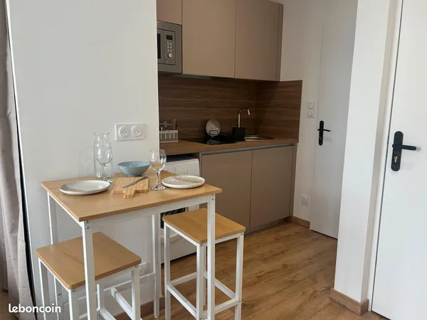 Beau studio - meublé - entièrement refait à neuf