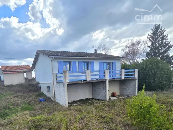 Maison sur sous-sol avec terrain de 915 m² Vue dégagée