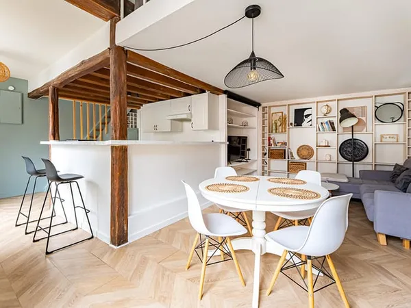 Dernier étage en duplex sous les toits dans un ancien relais de poste