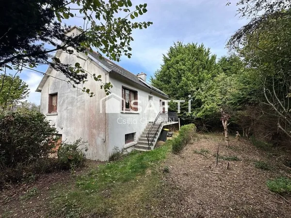 Maison sur sous sol complet, superbe jardin