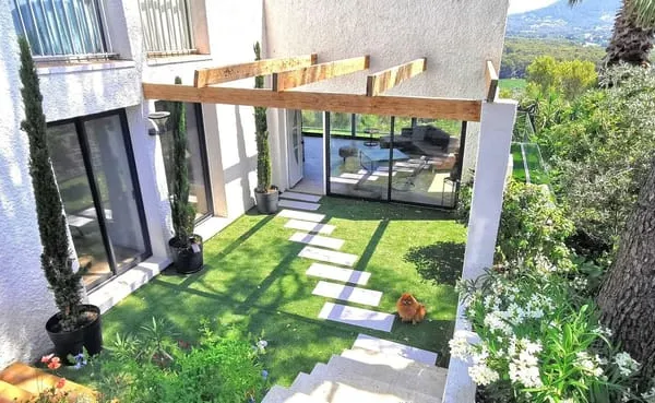 À vendre : partie supérieure d'une villa à Cassis avec jardin privé dans un cadre résidentiel privil