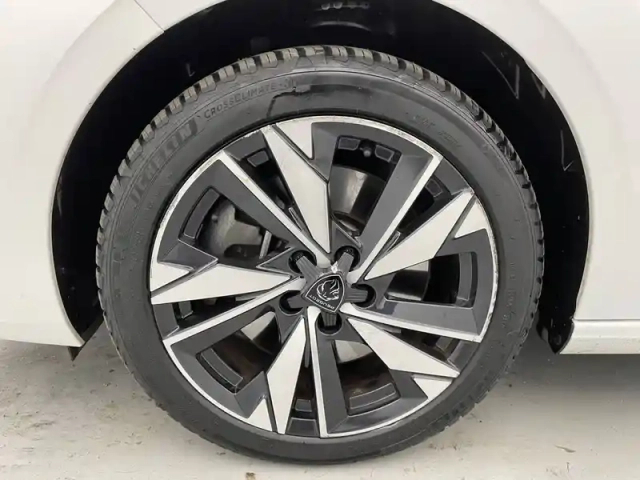 Peugeot 308 phev 180 e-eat8 — photo 17