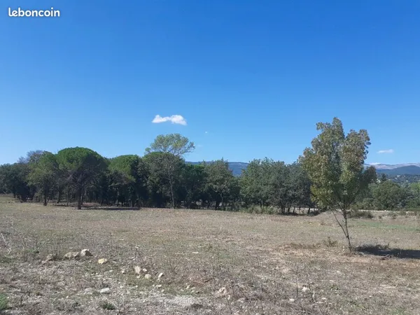 Terrain 1 685 m² Tourrettes