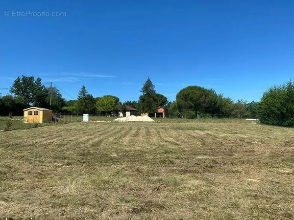 Terrain à bâtir de 1072 m² à BEAUMONT-DU-PERIGORD (24)