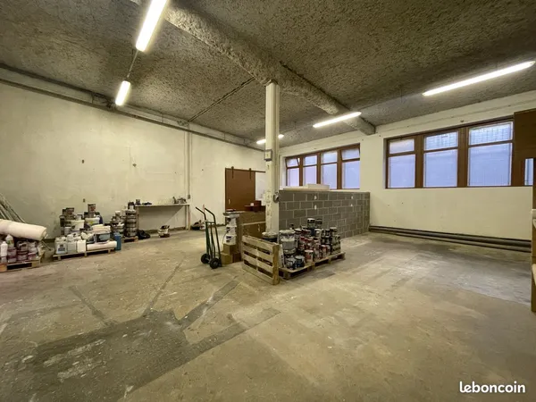 COLMAR/ Local de stockage de 97m2 avec porte sectionnelle