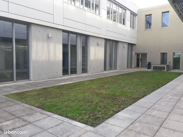 3 grands bureaux professionnels + salle de réunion