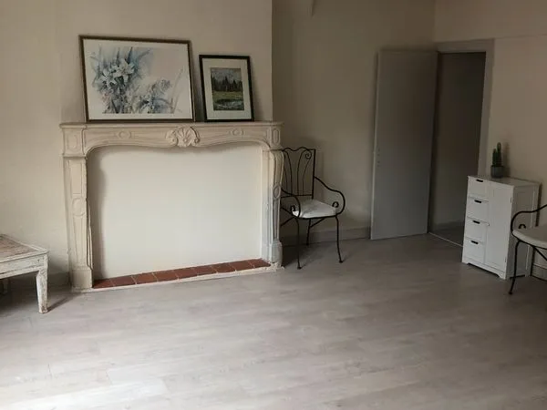 Loue F2 bien situé au calme centre de Bourbon