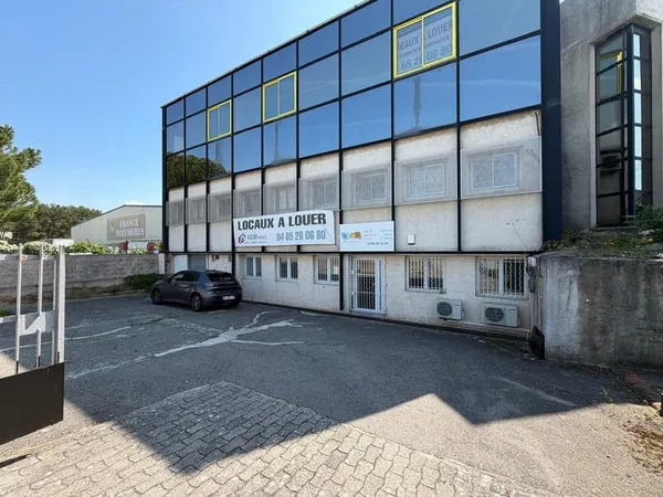 Local commercial climatisé en RDC avec parking privé à Peynier