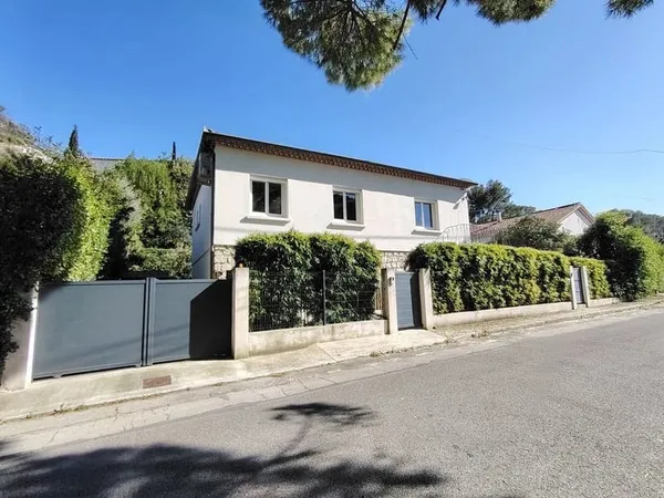 Belle villa 190 m² sur 815 m² secteur résidentiel Villevieille (30250)