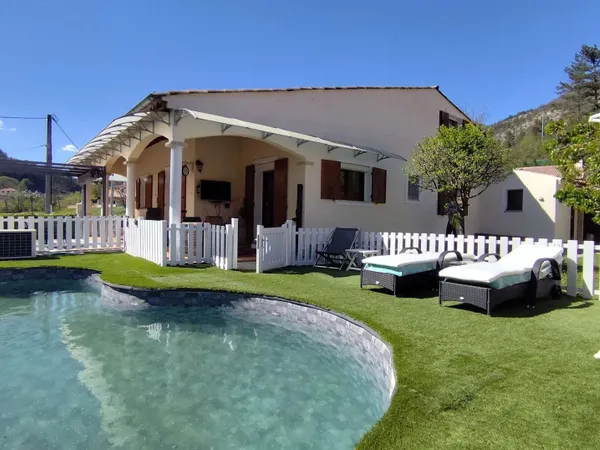 Maison 4 Pièces - Piscine et Garages