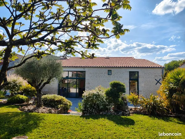 RARE À BEAUVOIR-SUR-NIORT - QUARTIER LE CORMENIER Corps de ferme rénové de 247 m² • DPE B • Environ 