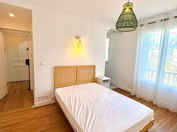 Studio meublé 23 m² - Entièrement rénové - Vue dégagée sur le parc - 995 CC