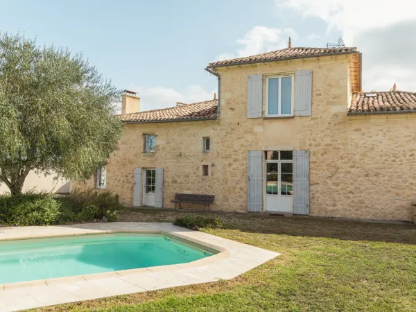 Propriété de caractère avec piscine et dépendance