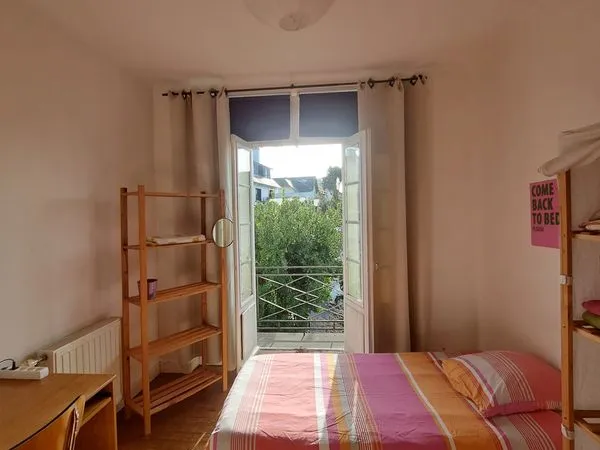 Chambre meublée avec balcon dans une maison de ville avec jardin - Brest Saint-Martin / Kerichen