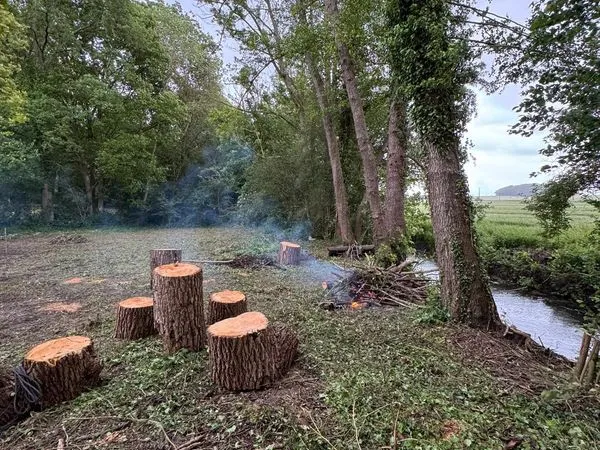 Vends terrain de loisir en bord de rivière+forêt