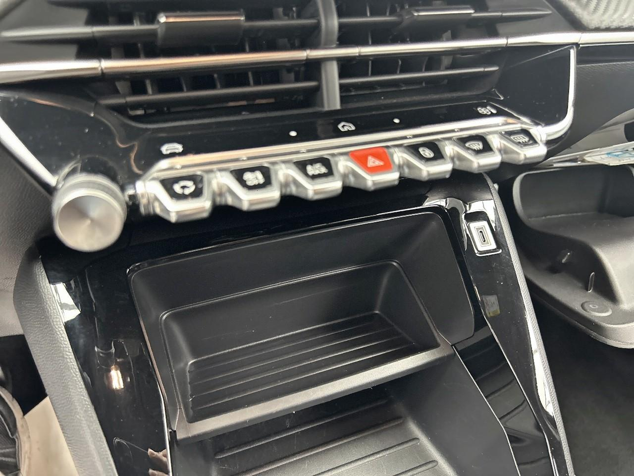 Peugeot 2008 hybrid 145 e-dcs6 style — photo 27