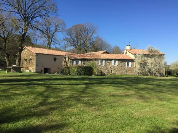 Maison 8 pièces 700 m²