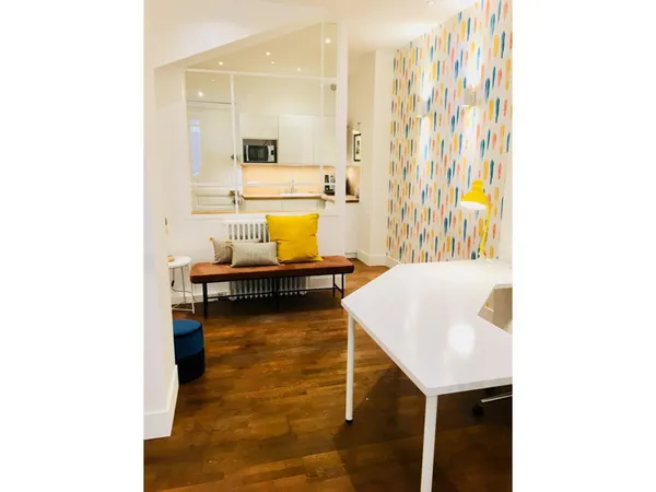 Propose place de Coworking Paris 8 ème/ Limite 17ème