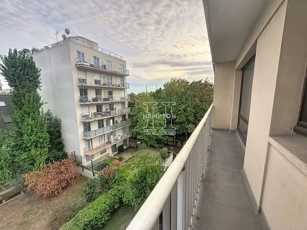 COURBEVOIE STUDIO AVEC VUE DÉGAGÉE ET APERÇU SACRÉ-COEUR
