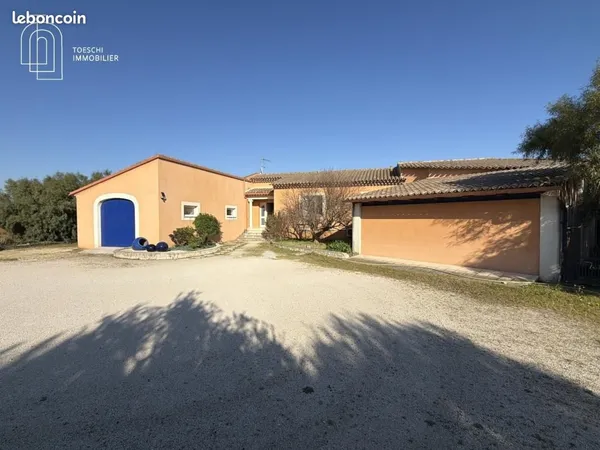 Studio 7 pièces 322 m²