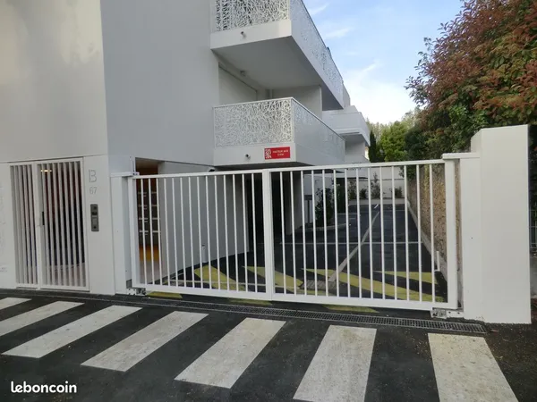 A lOUER PLACE DE PARKING CENTRE DE MAUGUIO