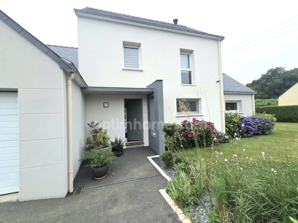 CASSON, JOLIE MAISON FAMILIALE SOUS DOMOTIQUE AVEC PISCINE ET SUPERBE JARDIN PAYSAGE
