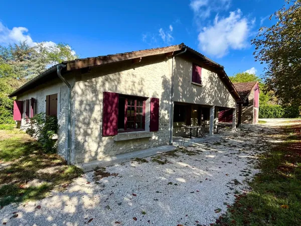 A louer grande maison en pierre entiérement rénové.
