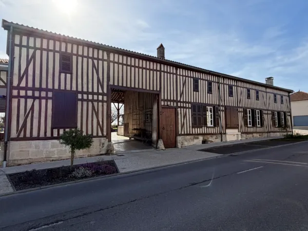 CORPS DE FERME RÉNOVÉ AVEC DÉPENDANCES ET PARC ARBORÉ