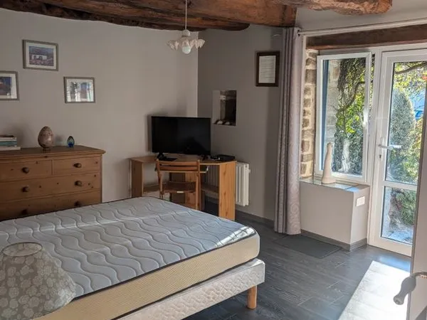 Chambre meublée dans une longère à la campagne