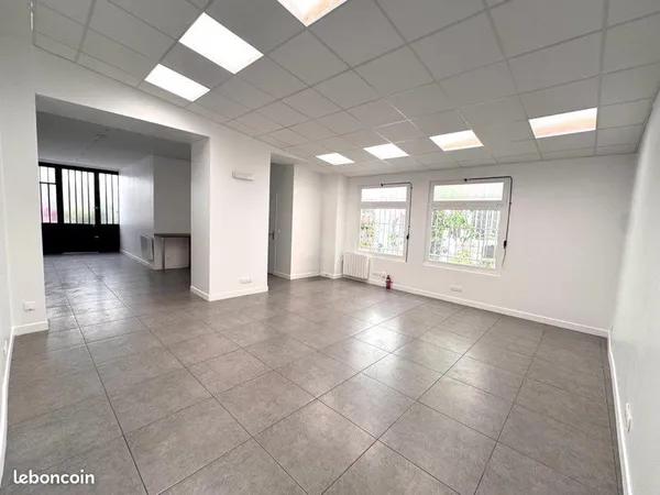 À louer - Local commercial / bureaux de 55 m² - Paris 10e - Métro Goncourt