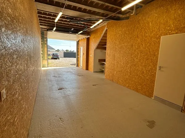 Garage - Stockage - 47 m2 - grande hauteur 3 m - OSB - WC - Cuisine