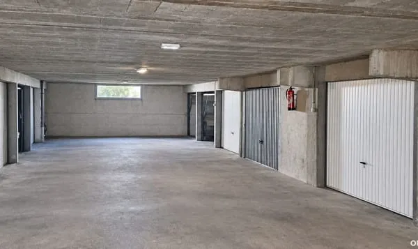 VIEILLES PERRIERES - Garage fermé et sécurisé