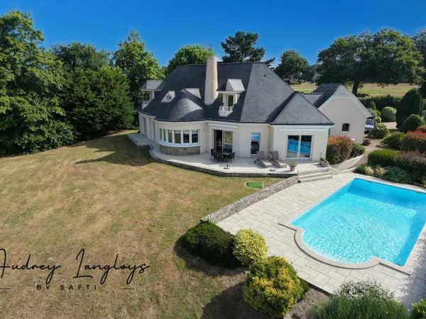 Villa aux volumes généreux avec vue à 180 degrés sur le golf
