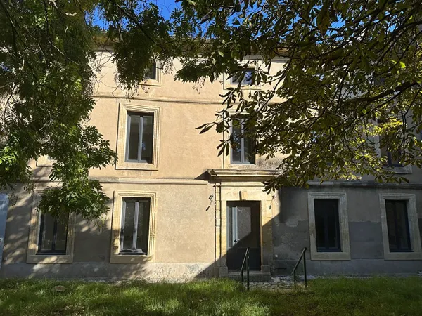 Remoulins - Au coeur du village, plateau à rénover avec place de parking