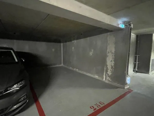 Grande place de parking couverte et sécurisée